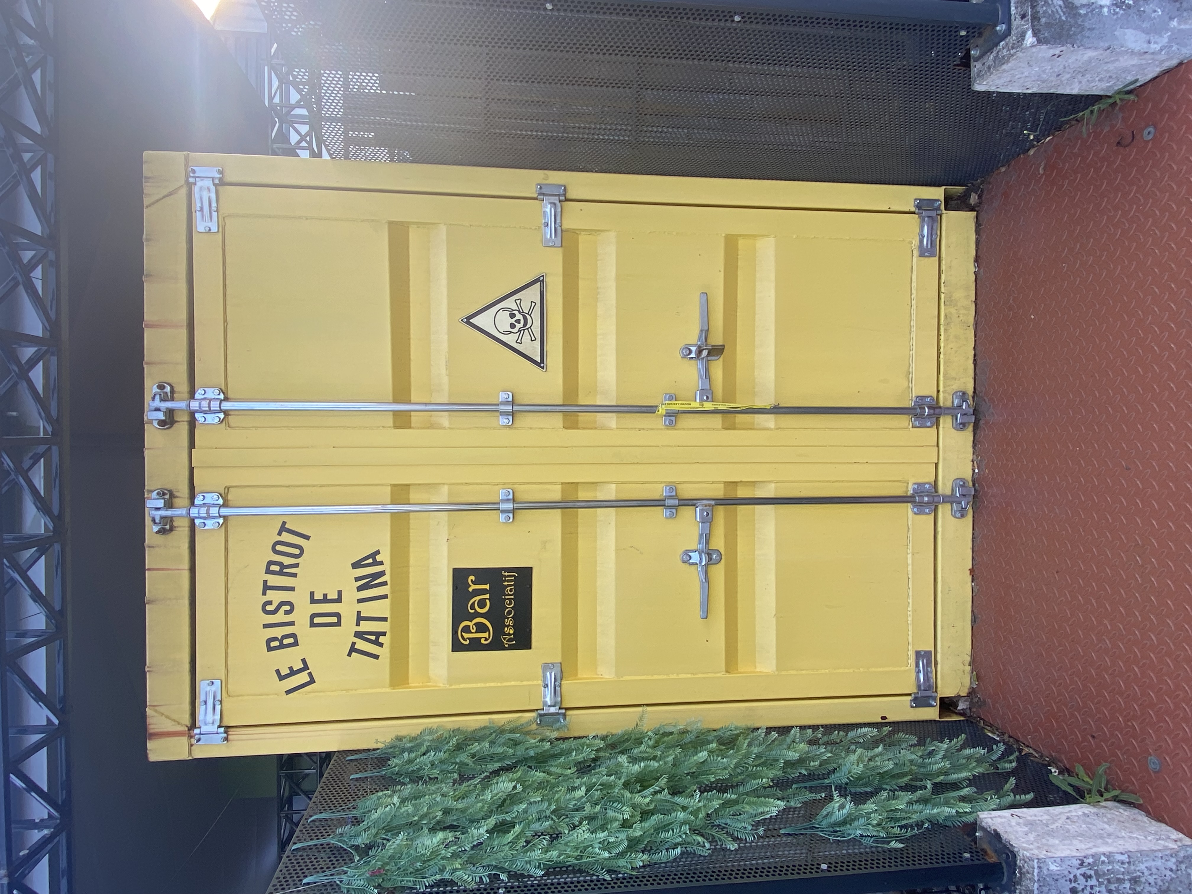 L'entrée du Bistrot de Tatina, containers et portes jaunes